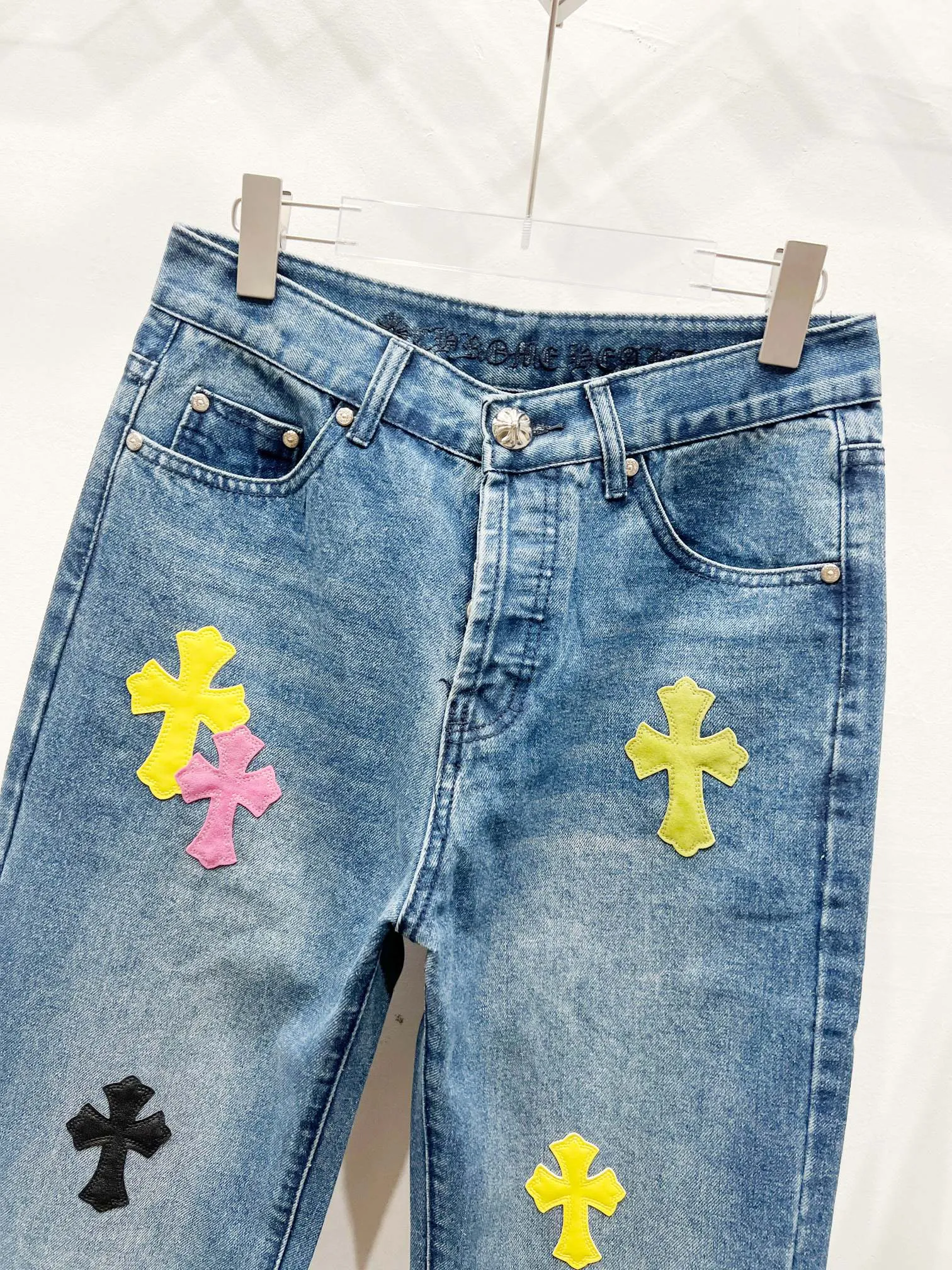 P250 Style Number: (c040) Chrome Hearts & Chrome Hearts 25ss Color Cross Patch Leather Jeans Chrome Hearts’ logging pants are here! ! ! CH Croix Heart Double Knee Cross Patch Leather Bo1 Style Logging Pants Straight-leg Work Pants B136 Croix Heart Cross Sanskrit Overalls Price 24W Level, patchwork cross pattern embellishment, high-waisted washed jeans! ! Absolutely high-end luxury products, 1.9W level god-level single products, super popular products, made by top heavy industry, not to be missed. About Zangyin, this is an extremely luxurious fashion brand, which can also be called the nobles of the high street. It has always been an exclusive brand of some hipsters or rich second generation. Compared with ordinary high streets, it is more luxurious and noble. Compared with luxury brands, it has a more fashionable personality and has always been a brand that I have a special liking for. Imported yarn is custom-woven into high-density twill canvas, which ensures a crisp silhouette while also making the fabric feel very delicate. It follows the B01 classic silhouette and has a crisp and stylish upper body. The ready-made garments are stone-ground and fermented and can be matched with any style. Buttons and zinc-drawn washables are genuine YKK retro metal products. Double-layered canvas on the front. Perfect details. All hardware is perfect. Size: 28-30-32-34-36 Color: Blue